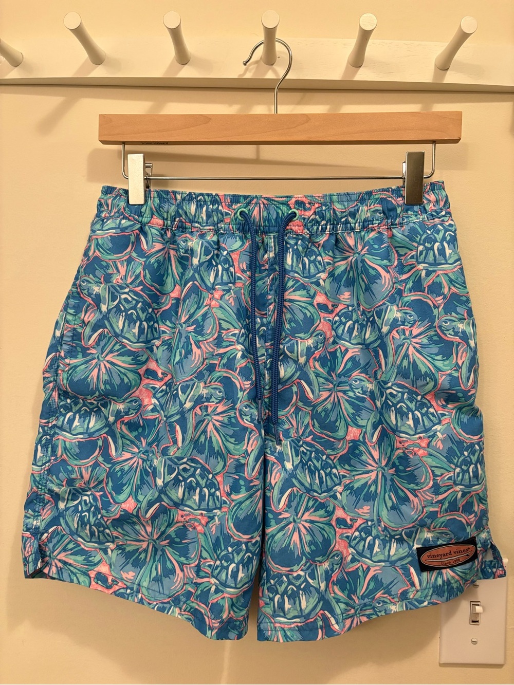 Vineyard Vines Chappy Swim Trunks in Hibiscus and Turtle Print Size XS